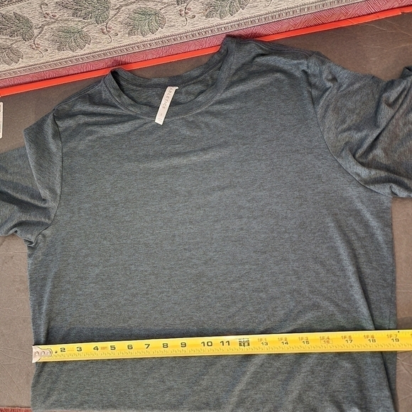 Fabletics Short Sleeve Tee Size S - Picture 9 of 9